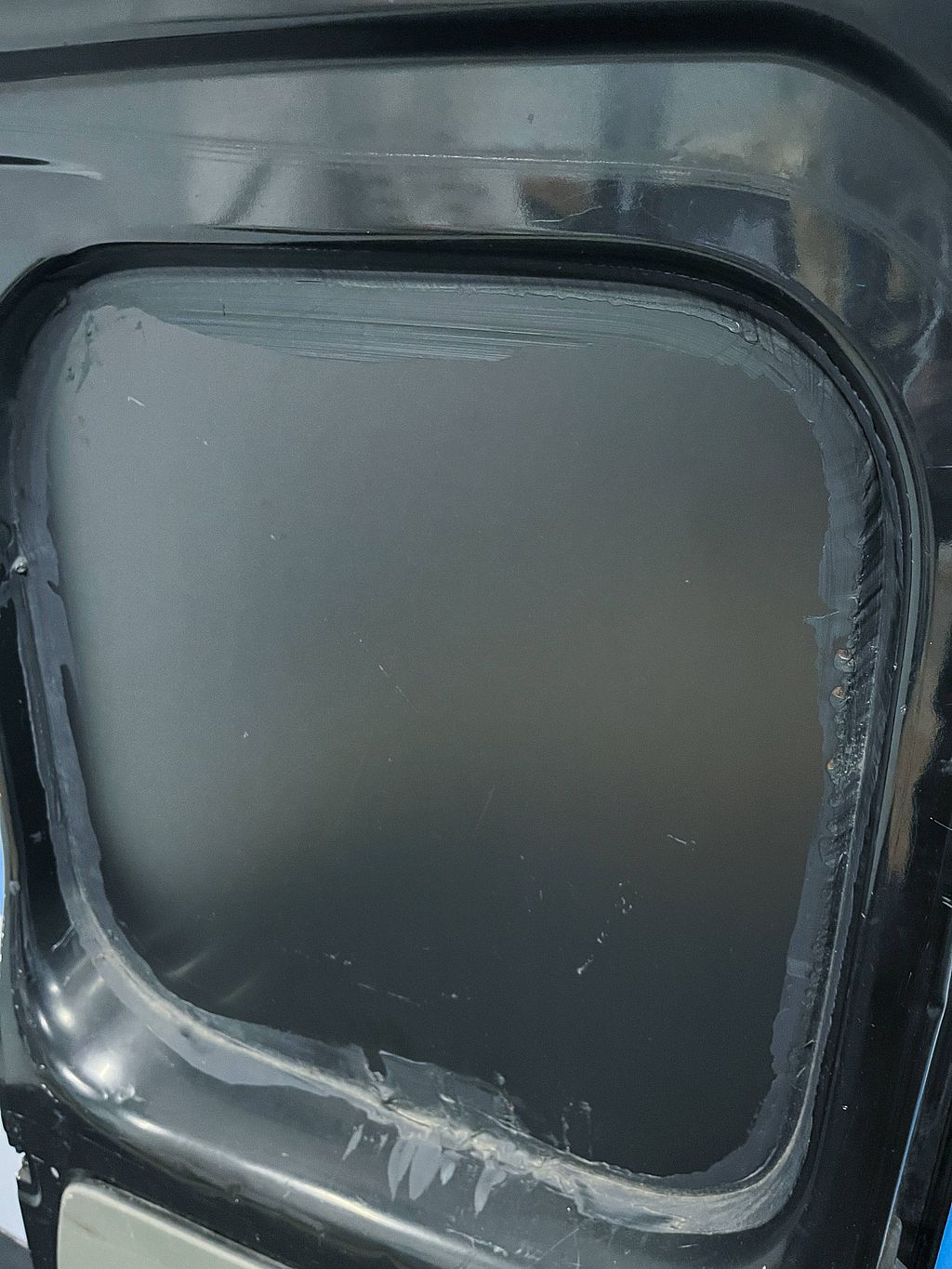 Renault Trafic Achterdeur rechts zwart met ruit 7751472225